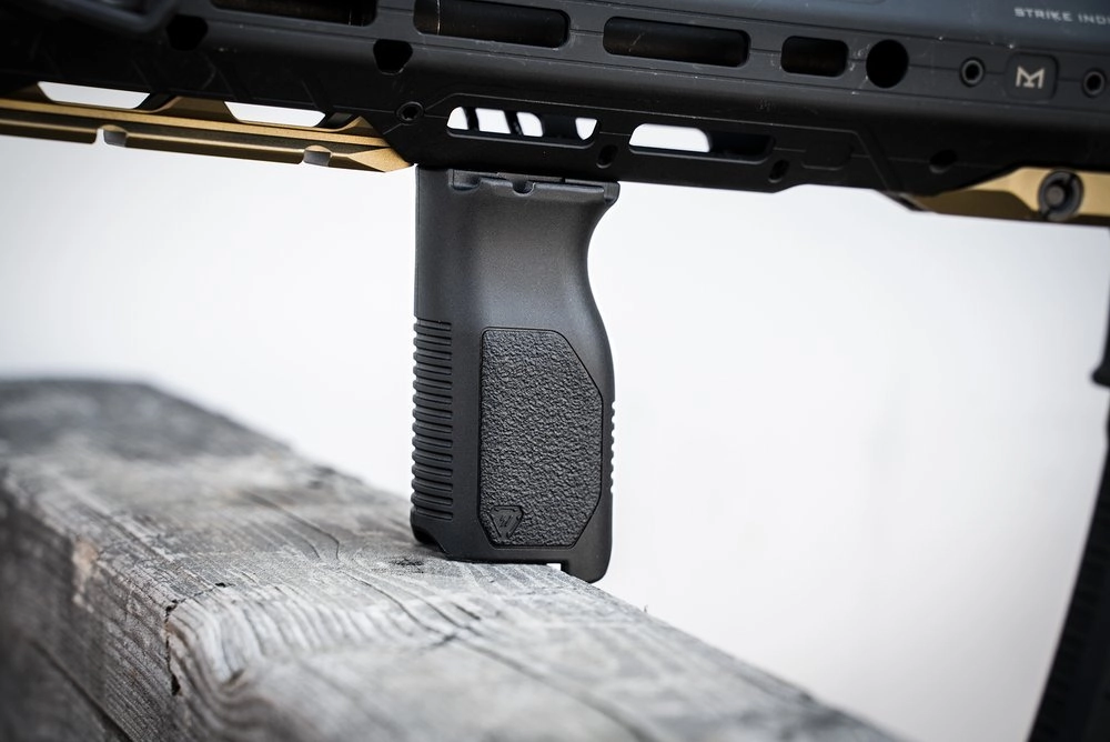 Strike Industries M-LOK Angled Vertical Grip - Long - musta