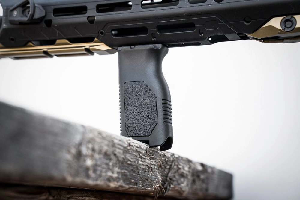 Strike Industries M-LOK Angled Vertical Grip - Long - musta