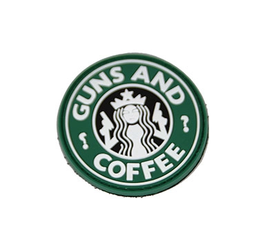 "GUNS AND COFFEE"-velkromerkki, 3D, täysvärinen